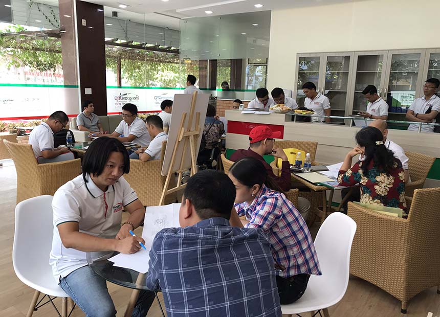 Gần 100 lượt khách